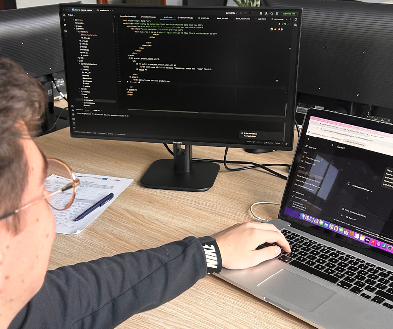 Nowoczesne stanowisko pracy w biurze BlueRider Białystok z podwójnym monitorem i ergonomicznym biurkiem.
