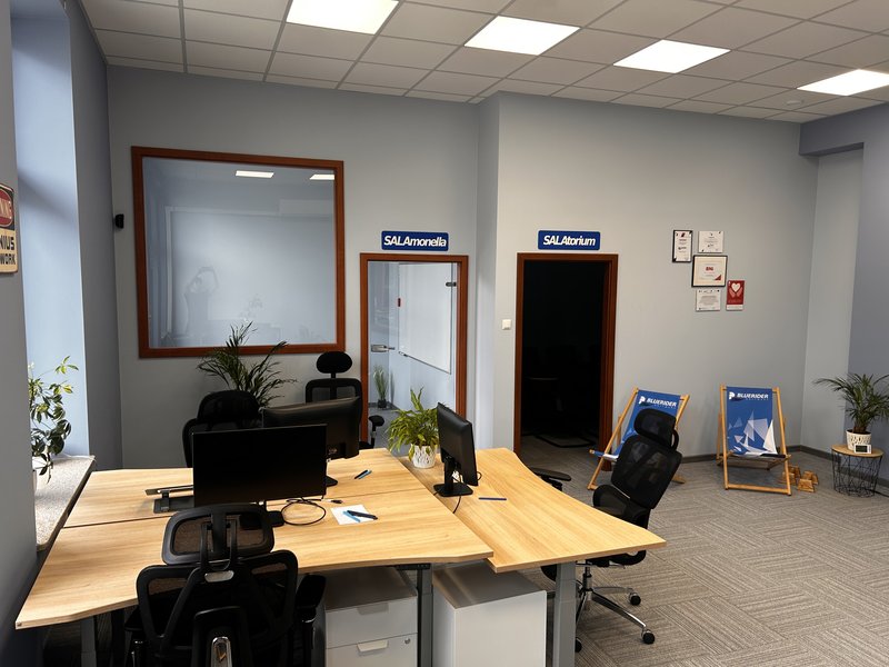 Stanowiska pracy oraz wejścia do sal konferencyjnych w biurze BlueRider.Software oferującym coworking w Białymstoku.