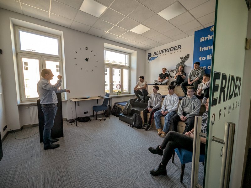 Kreatywna Sala Warsztatowa w Coworkingu Białystok – Idealna na Szkolenia ITko coworkingowe dawałoby Ci równi